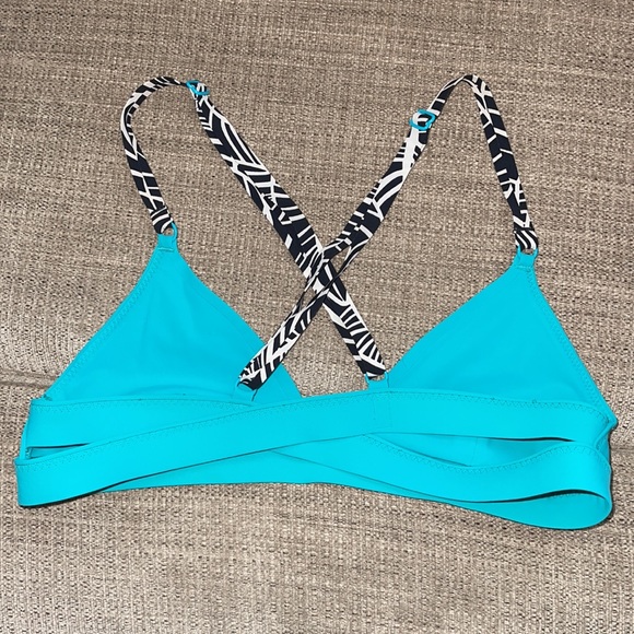 41 Lululemon Shanti Surf Triangle Top - Picture 7 of 9
